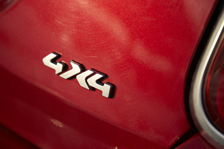 四輪駆動の「クロスプラス」を表す「4×4」のロゴ。