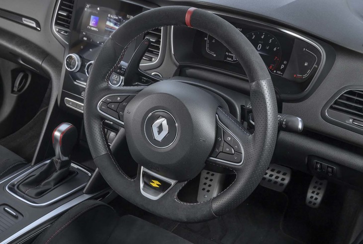 アルカンターラとナッパレザーで仕立てられたステアリングホイール。リム中央のセンターマークが戦闘的なムードを醸し出す。