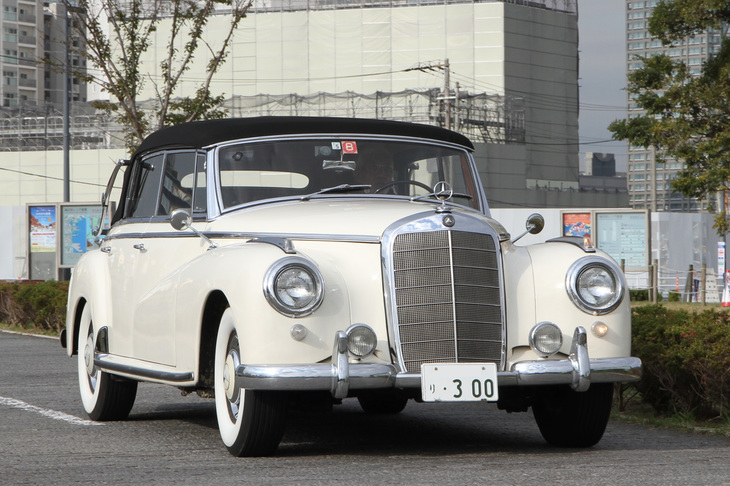 日本では希少な「メルセデス・ベンツ300カブリオレD」。1951年に登場した、当時のメルセデスの最上級シリーズである300の、メルセデスでは最後となった4ドアのカブリオレ。エンジンこそ3リッター直6だが、車格では今日のメルセデス・マイバッハに勝るとも劣らない。