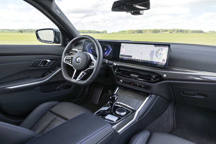 「ALPINA」のエンブレムを中央に置いたステアリングホイールが目を引く「B3 GTリムジン アルラット」のコックピット。カーボン製のインテリアトリムは、無償オプションとして用意されている