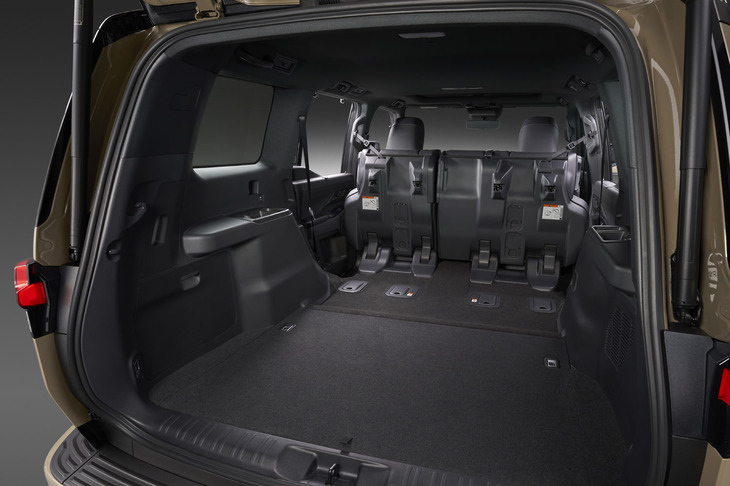 5人乗りで前後2列のシート配置となる「GX550“オーバートレイル＋”」の荷室容量は、2列目シート使用時で1063リッター。2列目シートを折り畳むと（写真の状態）1947リッターに拡大できる。