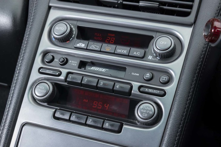 BOSEのオーディオシステムは標準装備。新車だった2004年当時でもカセットデッキを使っていた人はほとんどいないのではないだろうか。