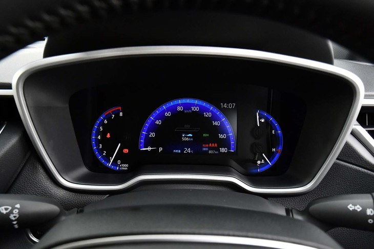 「Z」グレードのオプティトロンメーター。7インチのカラーインフォメーションディスプレイが備わる。