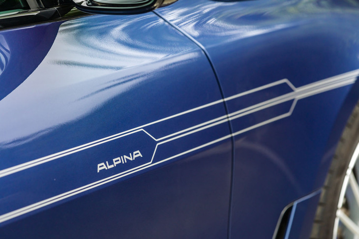 「D4 Sグランクーペ」には「アルピナデコセット」が標準装備。オプションでブラックも選べる。