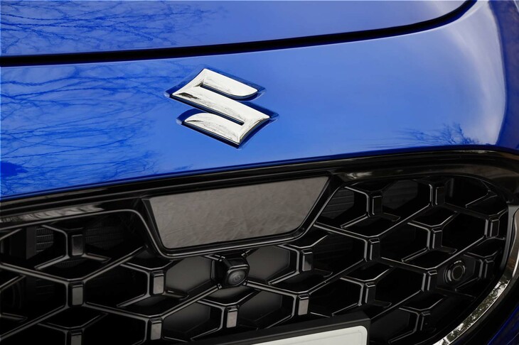 新型「スイフト」はミリ波レーダーと単眼カメラを組み合わせた新しい運転支援システムを採用。監視エリアの広角化により、右左折時に歩行者や自転車などを検知できるようになった。また車線維持支援システムも、車線を認識しにくい場面でも前走車の軌跡を参考に機能を維持するようになっている。