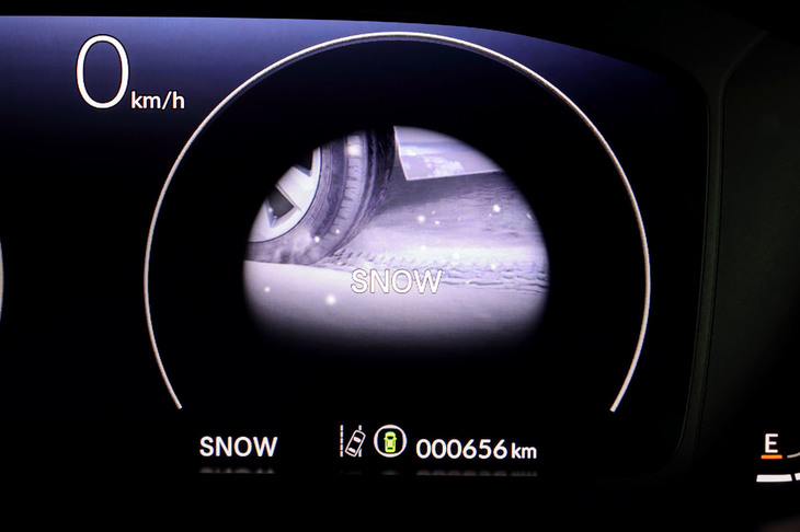 ドライブモードは「SPORT」「NORMAL」「ECON」にSUVならではの「SNOW」を追加した全4種類。ステアリング機構の制御は固定で、パワートレインの制御のみ切り替わる。