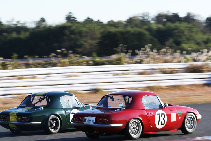 そのままサイドバイサイドで8コーナーに向かう赤と緑の「エラン」。最終的には緑が3連勝を果たしたが、ファステストラップ（1分19秒111）は赤が取った。