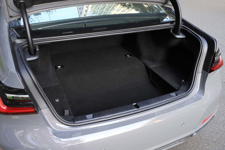 ラゲッジルームの容量は420リッター。リチウムイオンバッテリーを積むため、純ガソリンモデルよりも95リッター小さくなっている。