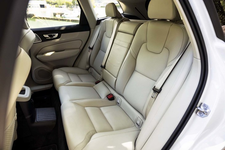 後席（写真）も前席と同様、上質なファインナッパレザーで仕立てられている。