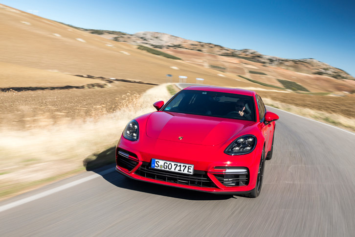 0-100km/h加速は3.4秒、最高速は310km/hという動力性能を実現している「ターボS Eハイブリッド」。EV走行時の動力性能については、最高速が140km/h、0-60km/h加速が6.1秒と公表されている。