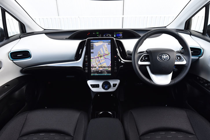 「プリウスPHV」のインテリア。ダッシュボード中央の天地に薄いメーターや、センターコンソールの11.6インチ縦型モニターが特徴的。