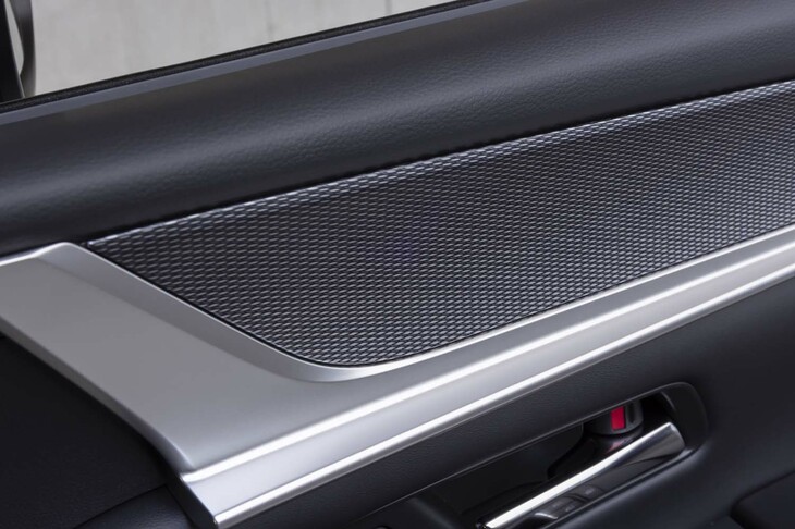 ドアパネルに貼られた籠目調のパネル。あたかもメタルのような触感だ。