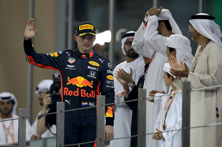 レッドブルのマックス・フェルスタッペン（写真）は最終戦で2位表彰台。予選ではメルセデスに歯が立たず3番手タイム。バルテリ・ボッタスのパワーユニット交換によるペナルティーで繰り上がり2番グリッドを獲得。スタートで3位に落ち、またパワーユニットのラグを訴えるなどしながらも、シャルル・ルクレールのフェラーリから2位の座を奪い取った。今季は3勝を記録し、ドライバーズランキングで自身最高位の3位となることができた。（Photo=Red Bull Racing）