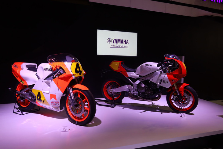 往年のレーシングマシン「YZR500」（写真左）と、「XSR900GP」（同右）。