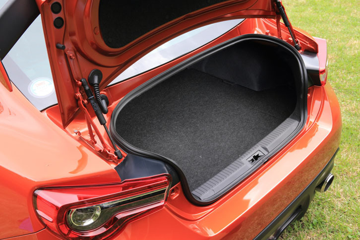 荷室や後席の可倒機構に大きな変更はなく、「スポーツ走行用の4本のタイヤを積んで、サーキットに遊びに行ける」というユーティリティーは健在である。