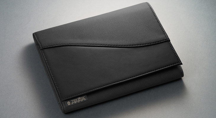 「THE 70th」ロゴ入りのマニュアルケース。