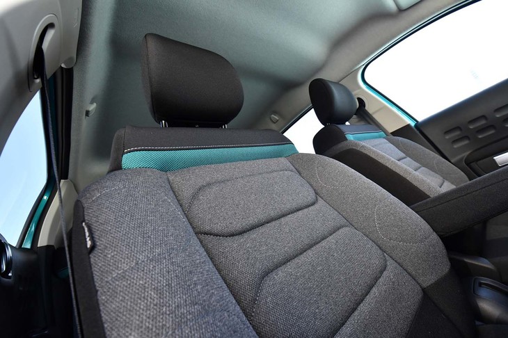 エメラルドインテリア仕様車の「アドバンストコンフォートシート」は、15mmというとくに厚い生地裏フォームを使って仕立てられている。運転席にアームレストが備わるのも、このシートのみ。