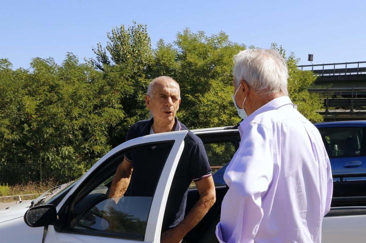 偶然、長年の知人がLPGステーションにやってきた。日産車愛好家である彼の目からすると、やはりダチアは「やや安っぽい」らしい。