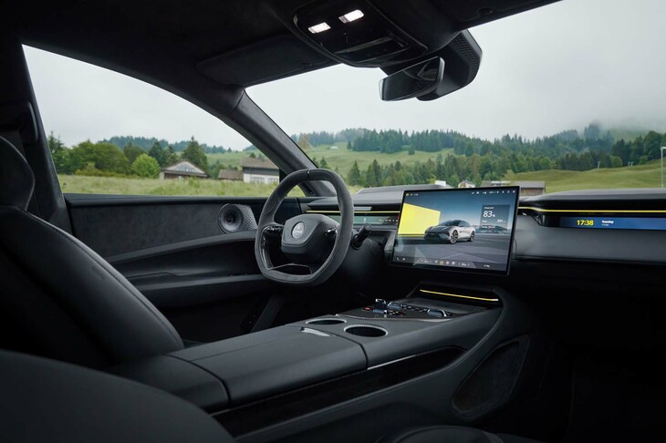 車内は、大きなセンターディスプレイと広々としたセンターコンソールが印象的。ドライバーに必要な情報は55インチ相当のAR（拡張現実）ヘッドアップディスプレイを介して伝達される。