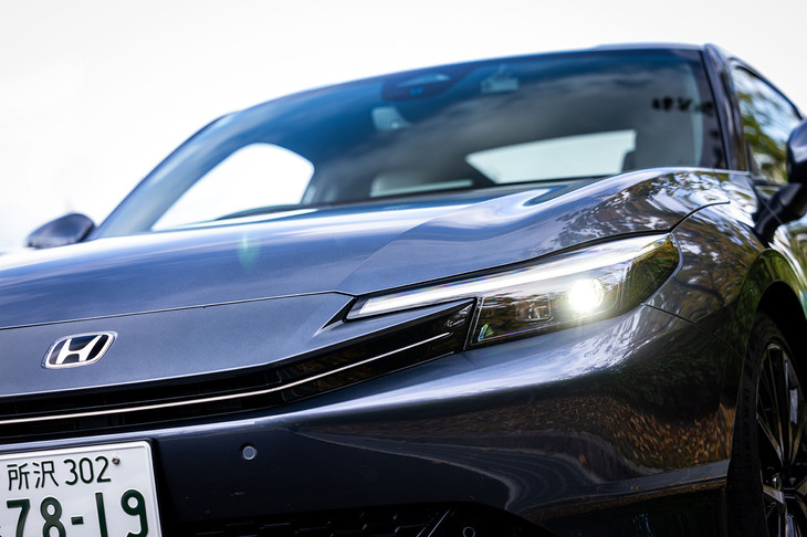 立体的でシャープな造形が特徴的な新型「プレリュード」のフロントフェイス。薄型のヘッドランプには、マルチファンクションライトとアダプティブドライビングビームに加え、アクティブコーナリングランプが組み込まれている。