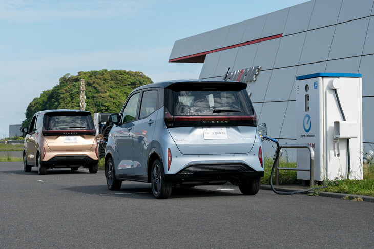 「サクラ」では効率の高いヒートポンプ式エアコンを採用しており、このエアコン冷媒を利用したバッテリーの冷却システムも搭載。急速充電時の速度低下の抑制や、バッテリー劣化の軽減に寄与するという。（写真：向後一宏）