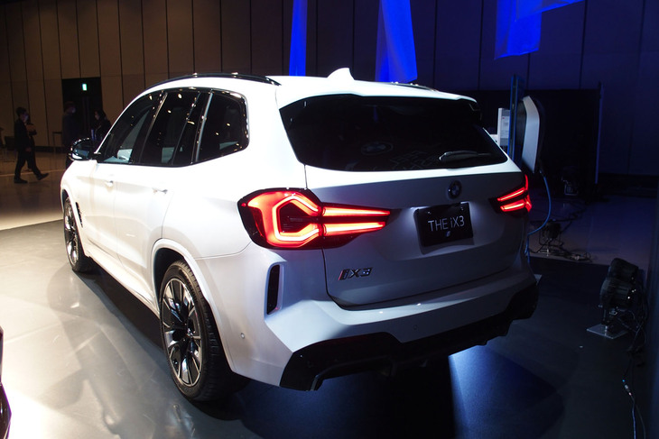 BMW iX3（リアビュー）