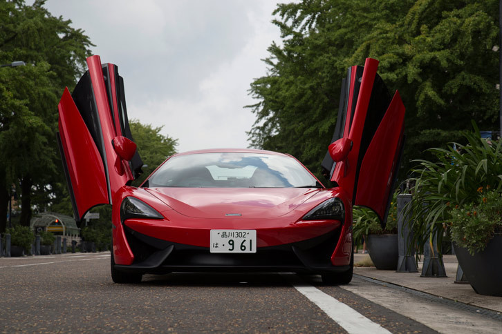 マクラーレンの各車に採用されているディヘドラルドア。狭い場所での乗降性の良さに加え、ヒンジが1つで済むので軽量化につながるという理由で採用された。