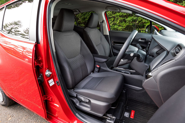 標準仕様のシートファブリックは「Z」「G」と「X」「B」とで異なり、また前者には合成皮革とストライプ柄ファブリックのコンビシートも用意される。写真はGに装備される標準仕様のファブリックシート。（写真：向後一宏）