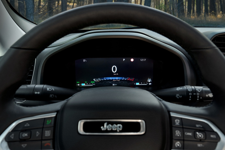 10.25インチサイズのマルチビューディスプレイを採用する「レネゲードeハイブリッド」のメーターパネル。エンジンとモーターの出力フローも表示できる。