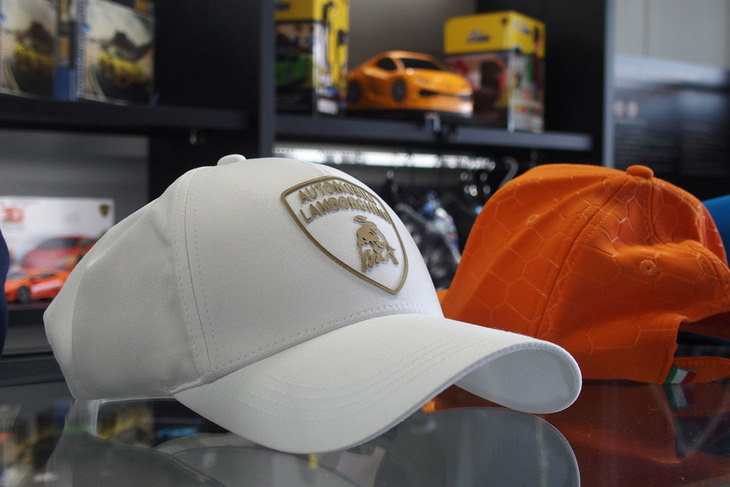 「60th Anniversary Store」に並べられたランボルギーニのキャップ。