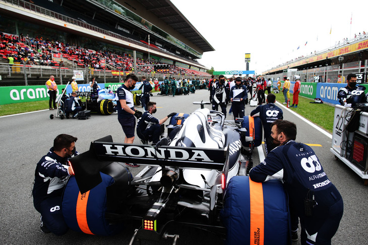 アルファタウリの角田裕毅（写真）は、1000分の7秒という僅差で予選Q1落ちの16位。時に歯に衣（きぬ）着せぬ無線内容ですっかり有名となった彼だったが、セッション後に勢い余ってマシンへの不満をぶちまけてしまいチームに謝罪することに。先輩格のピエール・ガスリーとはマシンのフィードバックが異なるということに頭を悩ませていたことからも、思うようにならない状況でフラストレーションがたまっていたのだろう。さらにレースでは、8周してパワーユニットが止まるというトラブルに見舞われリタイア。いろいろな歯車がかみ合わない週末となってしまった。ガスリーも予選12位と激戦の中団勢にもまれて苦しい戦いを強いられ、さらにスターティンググリッドで前に出すぎたことで5秒加算のペナルティーまで受ける始末。しかしミスを取り返すべく猛追し、なんとか10位入賞で1点を追加することができた。（Photo=Getty Images / Red Bull Content Pool）