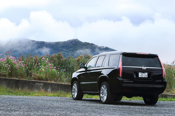 堂々としたボディーと高い積載性が魅力の「エスカレード」。近年ではフルサイズセダンに代わり、要人や著名人の送迎など、フォーマルなシーンでも好んで使われるようになっている。