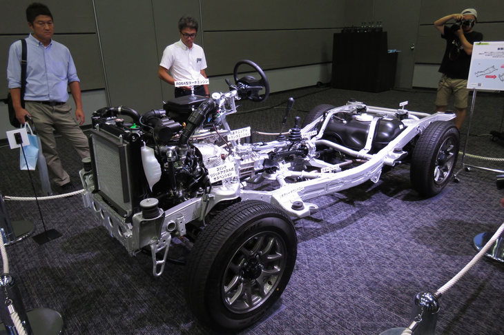 発表会場に展示された新型「ジムニー」のランニングシャシー。新型のシャシーや足まわりは、基本的に従来モデルのコンセプトを進化、発展させたものだ。