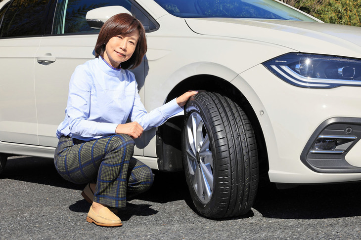 今回「エヌフィラSU1」をチェックした飯田裕子氏。“人とクルマと生活”という視点からモビリティーを紹介するモータージャーナリストで、確かな運転技術と豊富な知識から、ドライビングセミナーのインストラクターやシンポジウムのパネリストとしても活躍している。