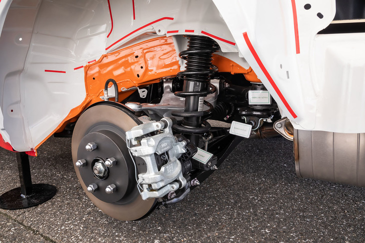 前：ストラット、後ろ：ダブルウイッシュボーン（写真）のサスペンション形式こそこれまでと変わらないが、前後ともにロングストローク化するなど、改良が加えられている。