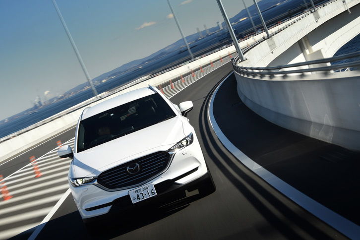 「CX-8」には、駆動トルクを変化させてコーナリング中の応答性と安定性を高める「G-ベクタリング コントロール」が搭載される。