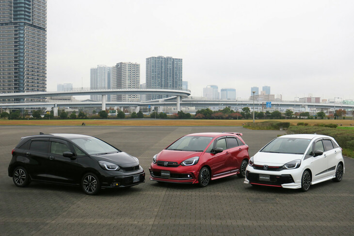 写真向かって右から「ホンダ・フィットe:HEV RS 無限パーツ装着車」「フィット リュクス 無限パーツ装着車」「フィットe:HEV RS ホンダアクセス用品装着車」。