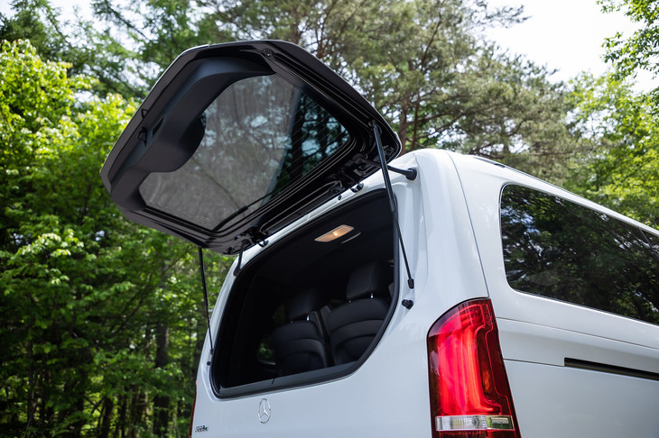 リアゲートのウィンドウ部分だけを開閉することもできる。車体後方にスペース的な余裕が乏しいシチュエーションでも、荷物の出し入れが可能となる。