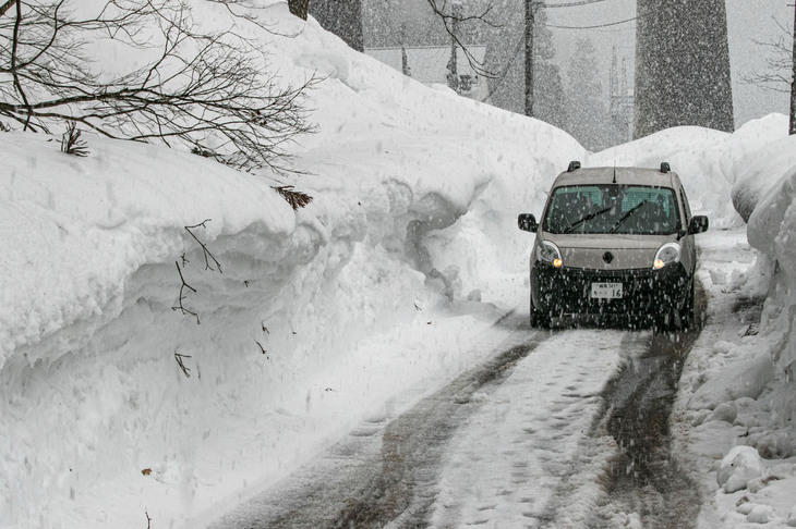 関越トンネルを抜けて、新潟・越後湯沢に到着。幹線道路や生活道路は除雪が行き届いているが、少し奥まった道には雪が積もっている。そこは人もクルマもあまり通らないらしく、大きなわだちになっていた。こうしたシーンに遭遇しても慌てることなく進めるのがオールシーズンタイヤのメリットだ。