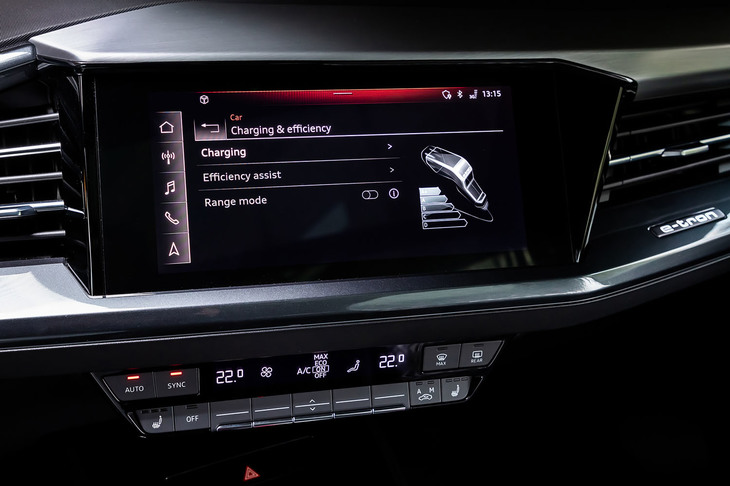 充電とエフィシェントアシストの設定画面。走行中の回生ブレーキの強さはステアリングパドルによって3段階に調整できるほか、あらかじめ利き具合を選択できるようになっている。