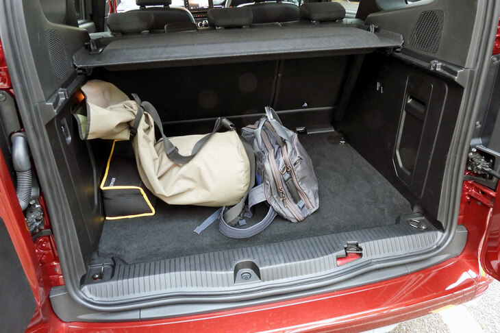 仕事用のカバンやクリーニングに出す冬物の衣類を積んだ程度では、荷室はご覧のとおりのスカスカぶり。無趣味の独り身には、完全にオーバースペックなクルマだ。