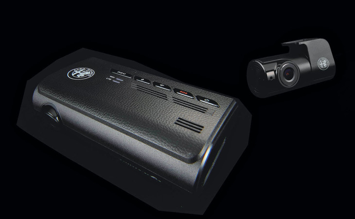 アルファ・ロメオ純正のクラウド型ドライブレコーダー。