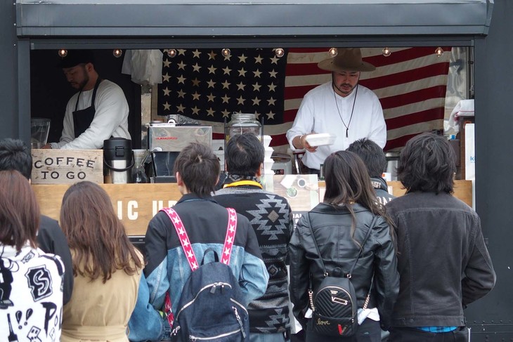 キッチンカーによるアメリカンランチサービスを実施。コーヒーやソフトドリンクはアメリカらしくフリーリフィル（飲み放題）だった。