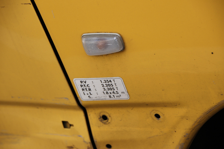 フランスの商用車には車両重量や車両総重量などの明示が義務付けられていて、過積載の検査などに用いられる。ただしワリッドさんによれば「取り締まり頻度は極めて少ない」とのこと。