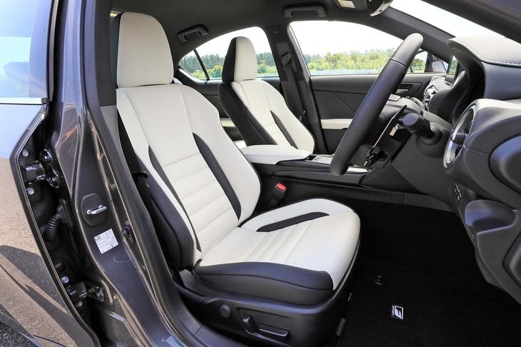“Fスポーツ”グレードには、背もたれや座面にパンチメッシュのレザーを採用した専用スポーツシートが装着される。