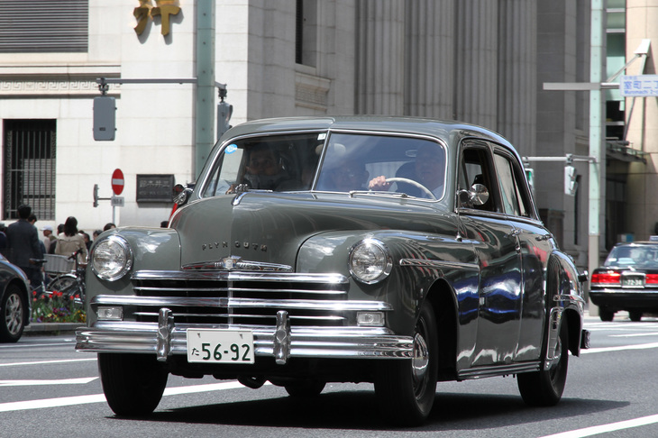 1946年「プリムス・スペシャルデラックス」。戦前型をベースとする最初の戦後型で、サイドバルブの3.6リッター直6エンジンを搭載。