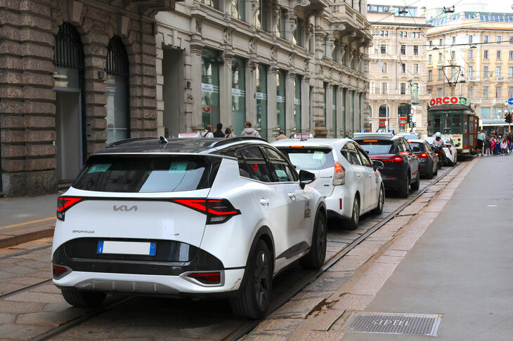 ミラノのタクシー乗り場で。「キア・スポーテージ」。