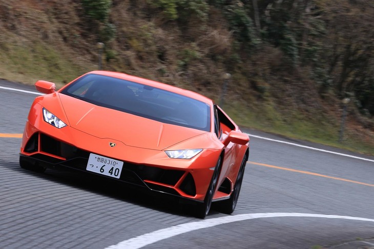 2017年に発表された「ランボルギーニ・ウラカン」の究極形「ペルフォルマンテ」。その技術をもとに進化した「ウラカンEVO」（写真）にも試乗。（photo：荒川正幸）
	 