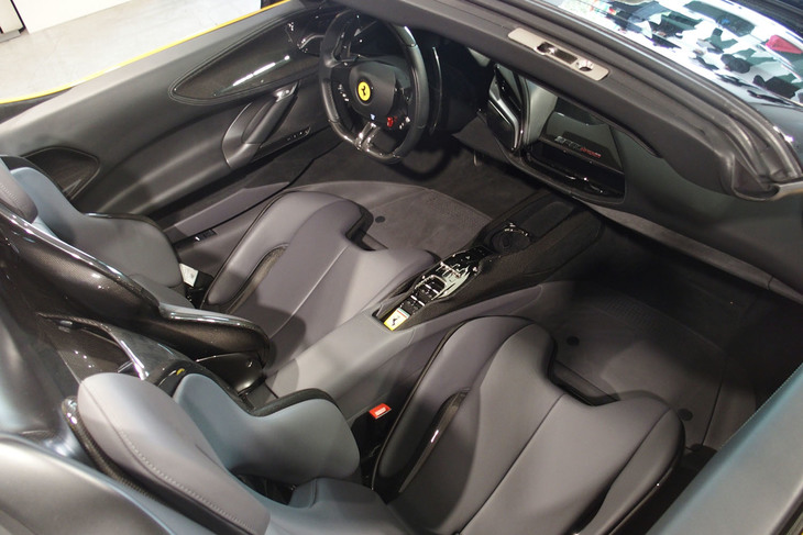 フェラーリSF90スパイダー（インテリア）