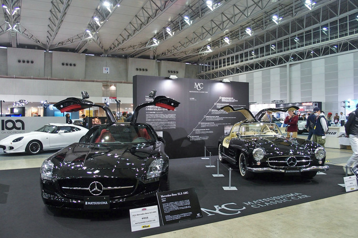 MATSUSHIMA CLASSIC CARのブースには「メルセデス・ベンツSLS AMG」（写真左）と「メルセデス・ベンツ300SL」（写真右）に加え、「280SL」が並んだ。
